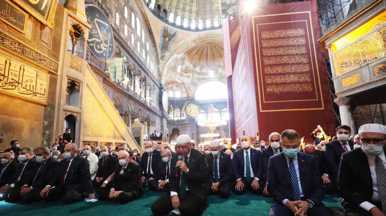 Erdogan, con micrófono, ayer en las oraciones musulmanas en Santa Sofía