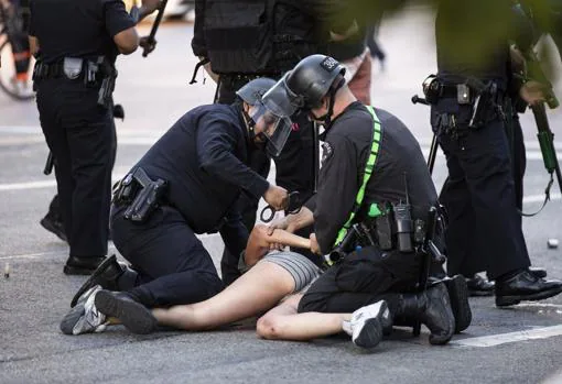 Detención de una persona durante la protesta en Los Ángeles