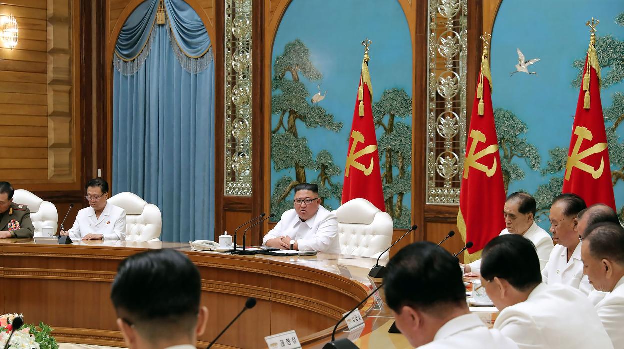 Kim Jong-un preside una reunión tras conocerse el primer caso de Covid-19 en el país