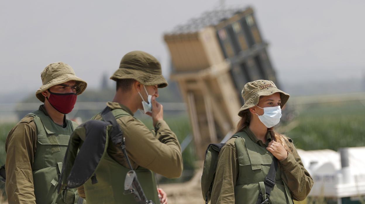 Soldados israelíes frente a una batería en el valle de Hula, cerca de la frontera con Líbano y Siria