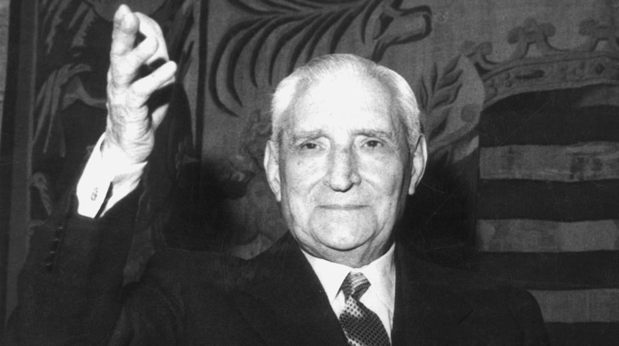 Antonio Oliveira Salazar durante una declaración pública