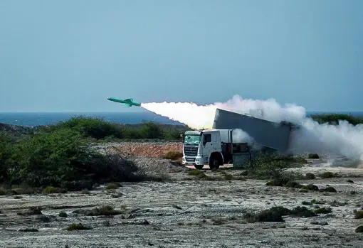 Las Fuerzas terrestres iraníes disparan un misil a la réplica del portaaviones norteamericano
