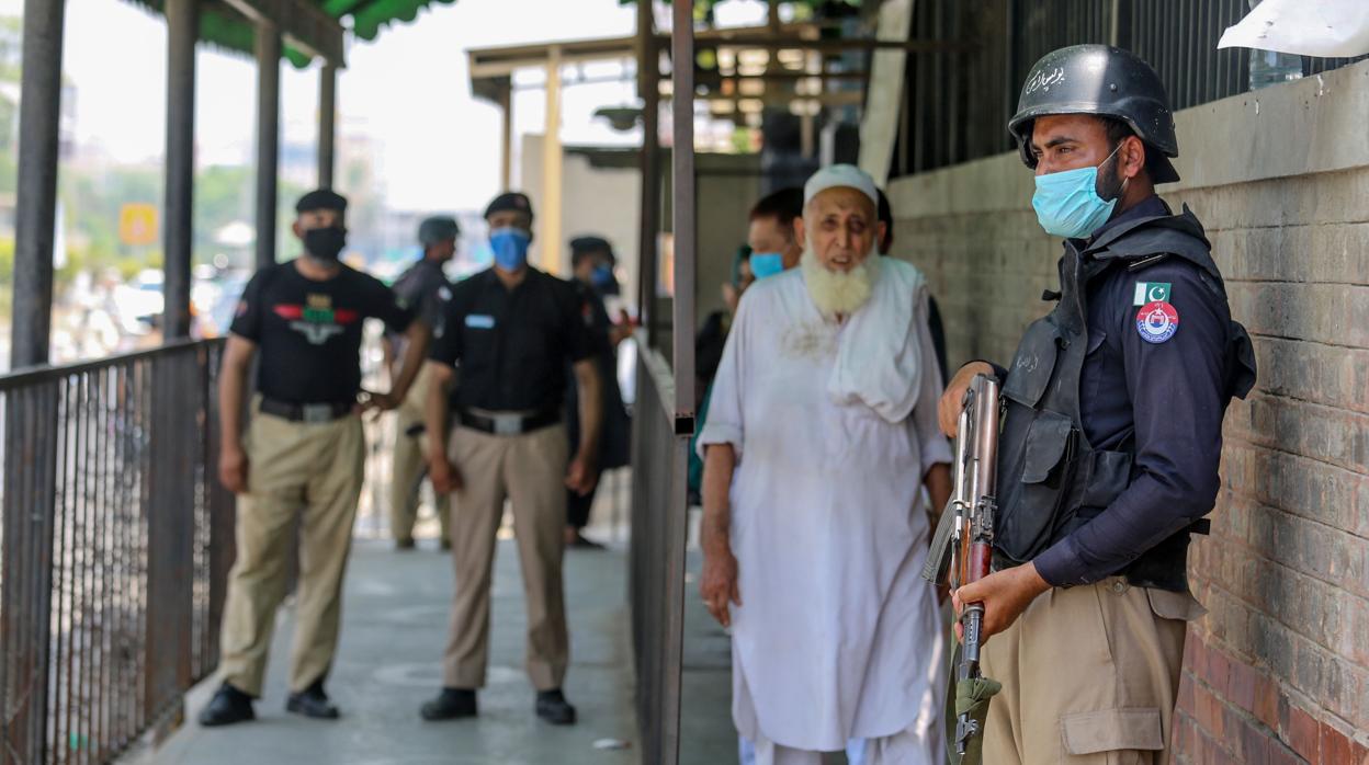 El personal de seguridad vigila el edificio tras el asesinato del hombre acusado de blasfemia en Peshawar