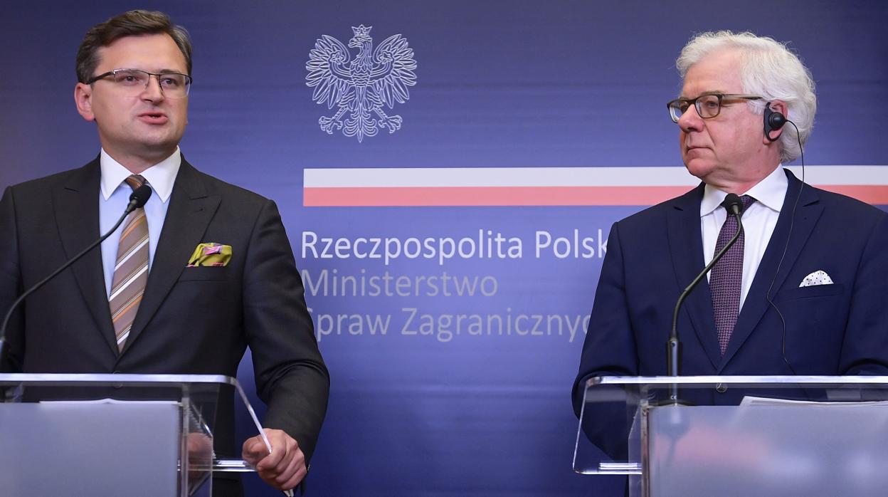 El ministro de Exteriores de Ucrania, Dimitri Kuleba, junto al de Polonia, Jacek Czaputowicz