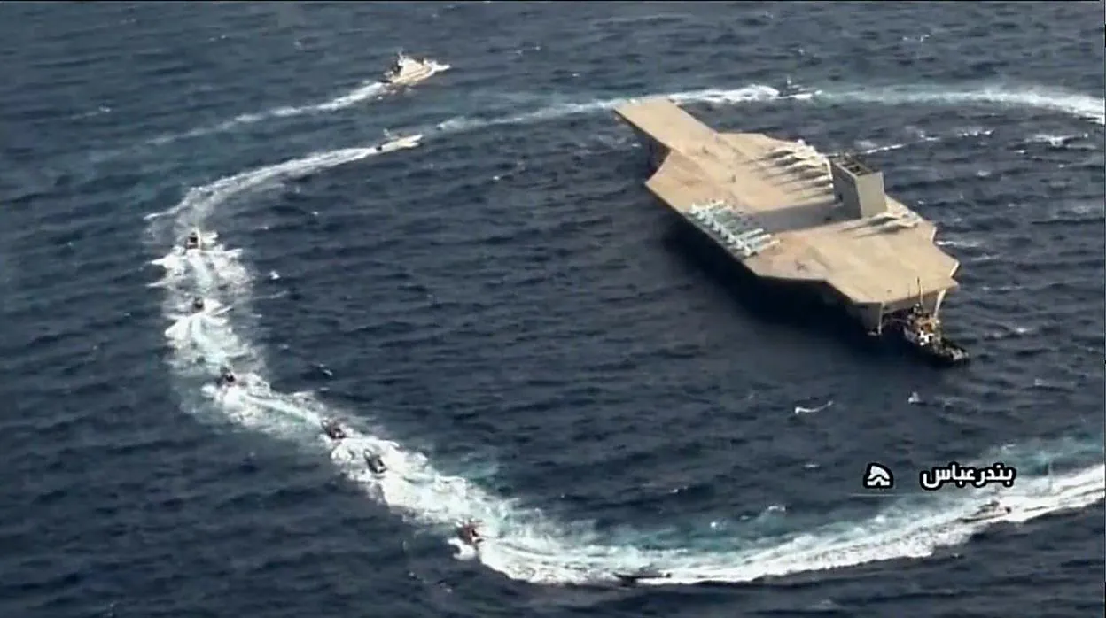 Imágenes de la televisora estatal iraní que muestra una réplica de un portaaviones estadounidense rodeado por lanchas rápidas durante un ejercicio militar cerca del Estrecho de Ormuz