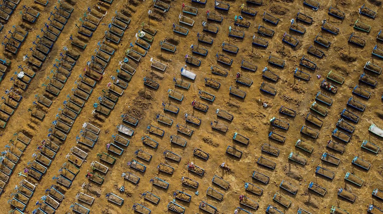 Vista de las fosas en un cementerio brasileño, uno de los países más afectados por la pandemia