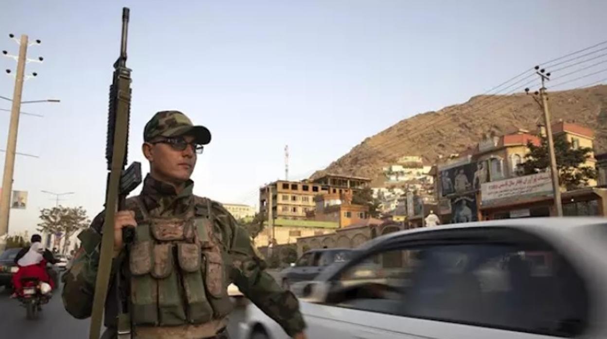 Un militar de Afganistán en un puesto de control en la capital, Kabul