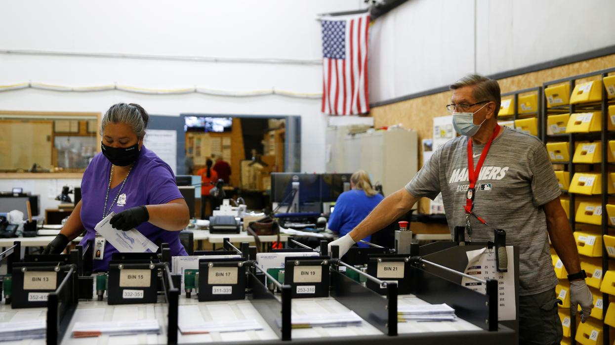 Centro de procesamiento de papeletas electorales en el condado de Thurston, en el estado de Washington
