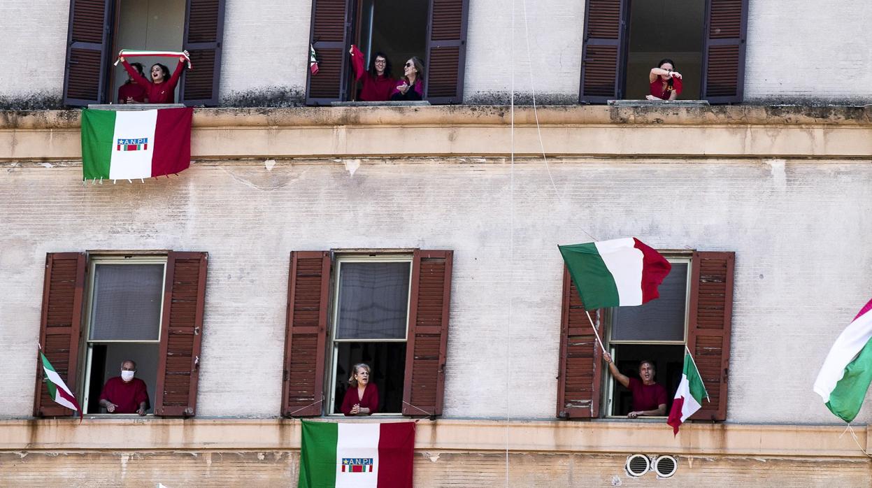 Un grupo de romanos celebran el 75 aniversario de la liberación con banderas en sus ventanas