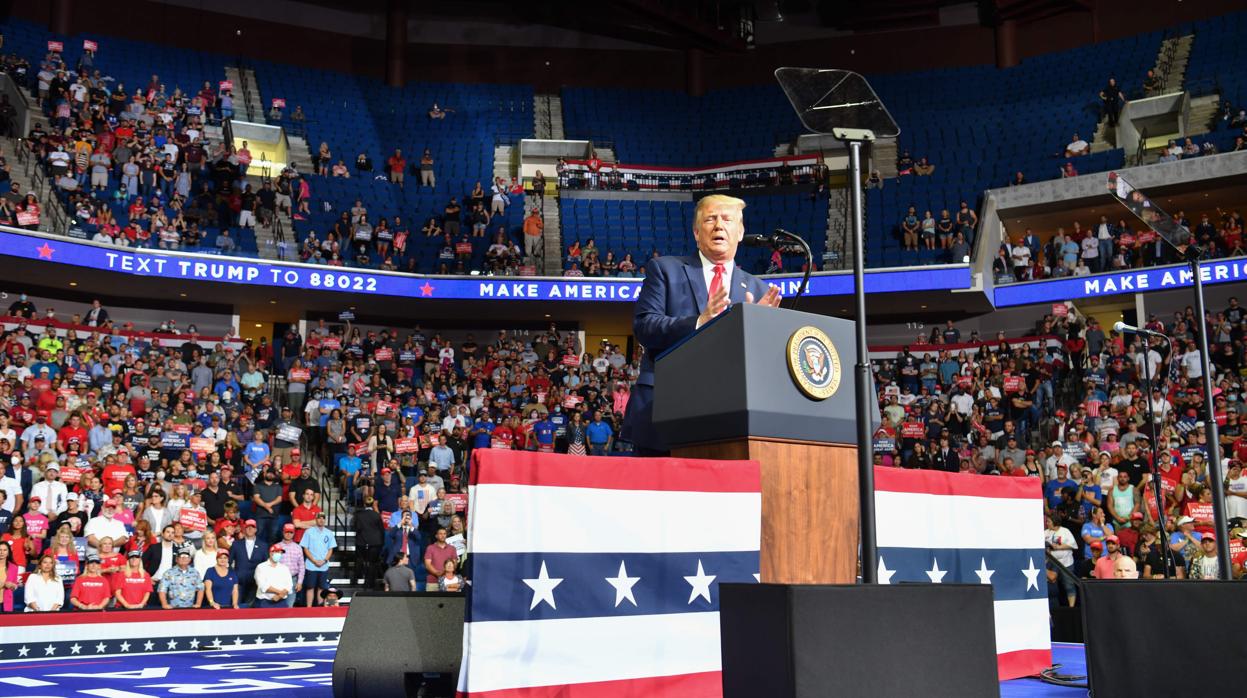 Trump da un discurso en un mitin de campaña, en Oklahoma