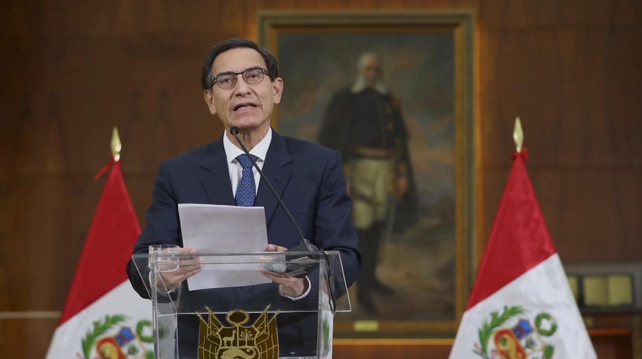 El presidente de Perú, Martín Vizcarra, pronuncia un discurso este martes en el Palacio de Gobierno en Lima