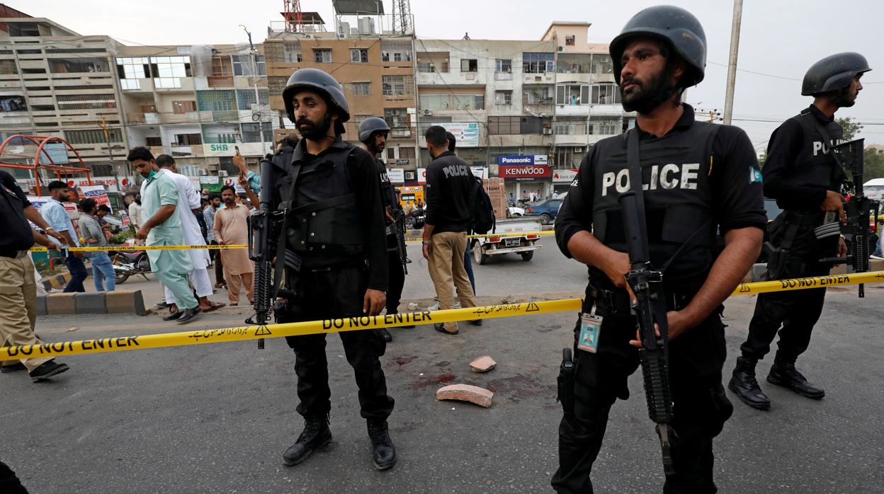La Policía vigila el lugar tras el ataque en Pakistán