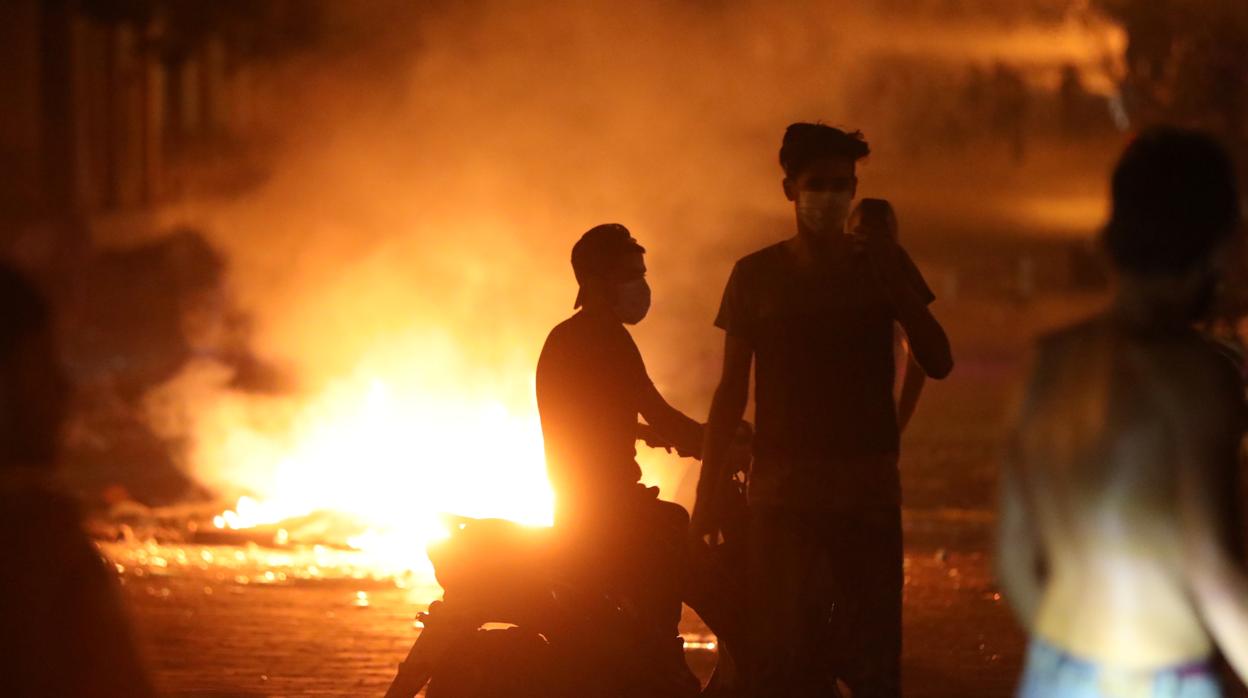 Los manifestantes prendieron fuego durante las protestas en Beirut tras la tragedia