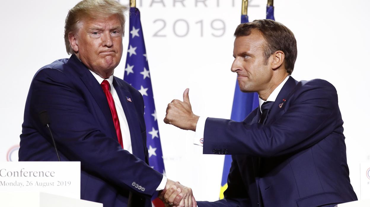 Donald Trump y Emmanuel Macron se estrechan la mano el año pasado durante la cumbre del G-7 en Biarritz