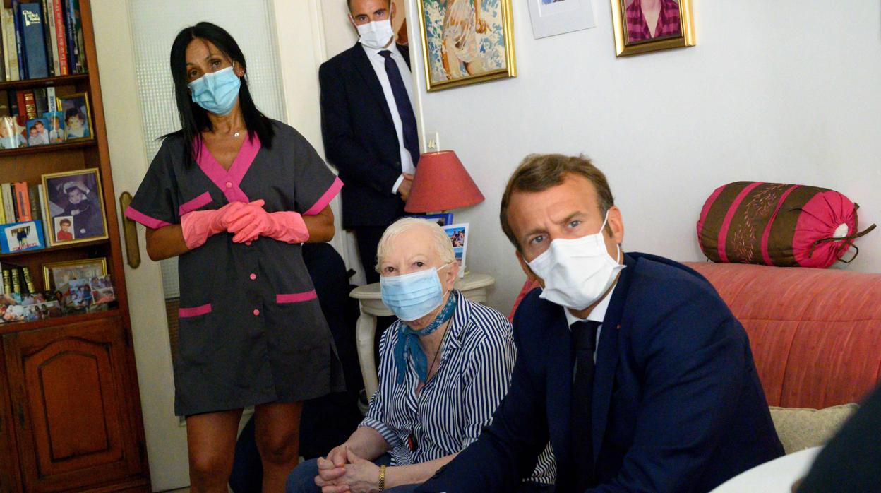 Emmanuel Macron, durante la visita a Gisele Charles, de 80 años, en Toulon