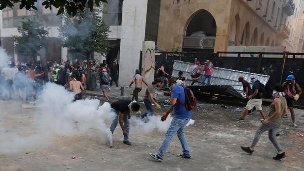 Nuevos choques entre Policía y manifestantes en Beirut tras una escaramuza con el yerno del presidente