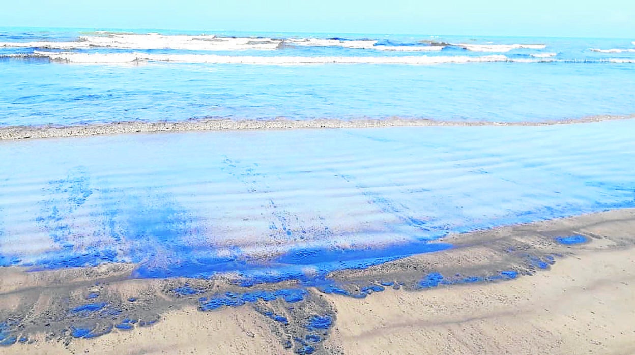 Vertido de petróleo en una playa venezolana