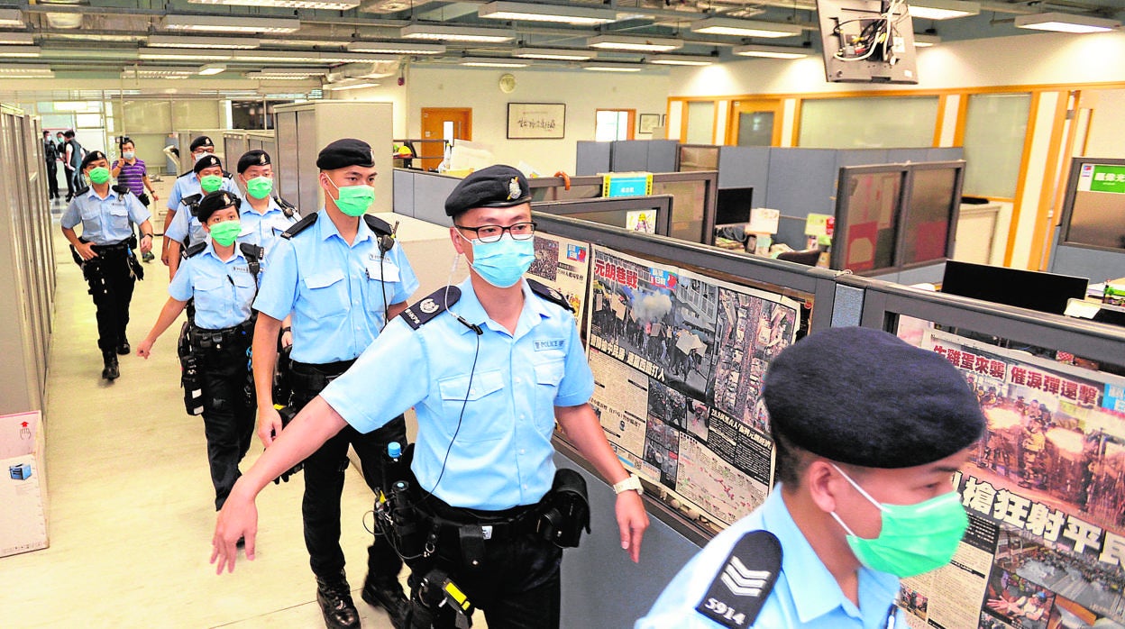 La Policía registra la sede del diario Apple Daily en Hong Kong