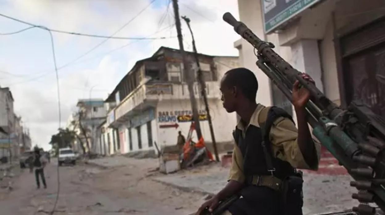 Un miliciano progubernamental en la capital de Somalia, Mogadiscio