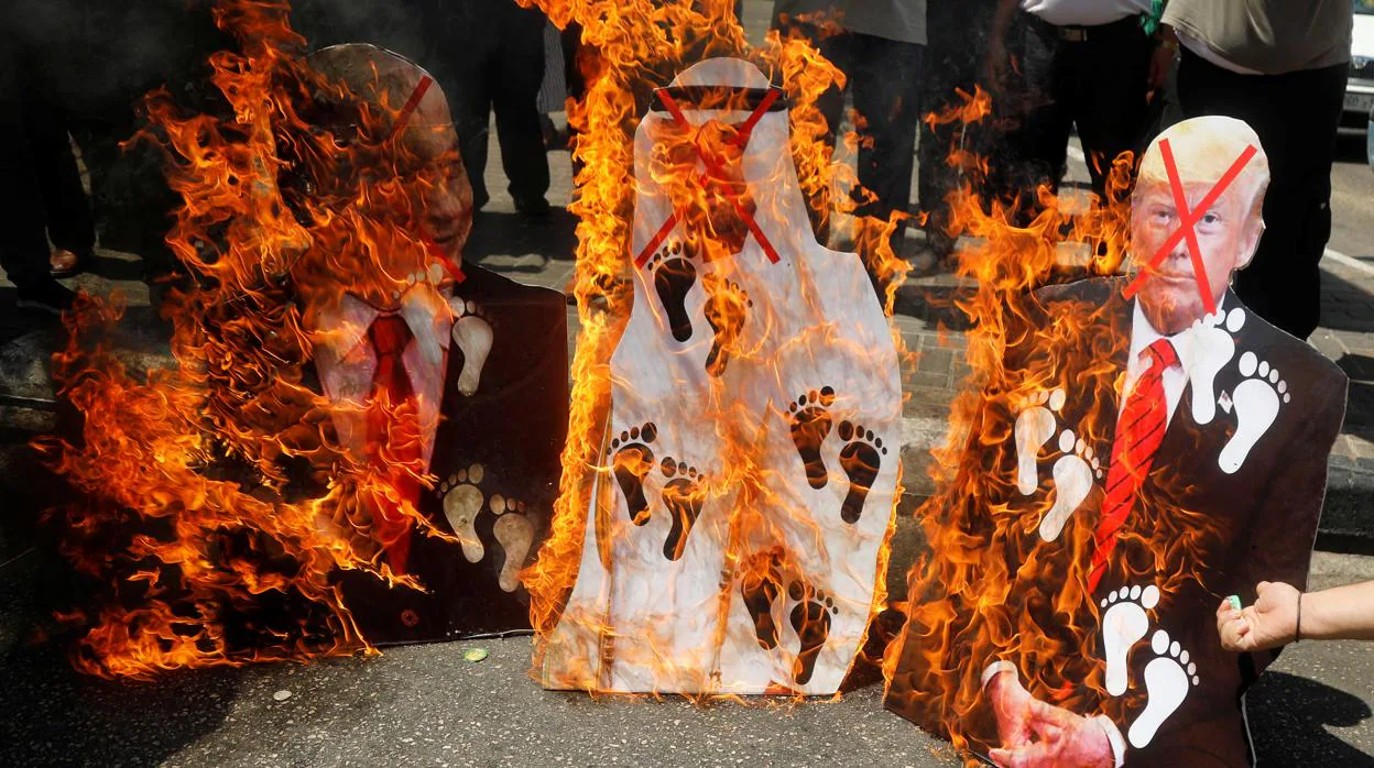 Los palestinos queman los retratos de Netanyahu, Mohammed bin Zayed al-Nahyan y Trump