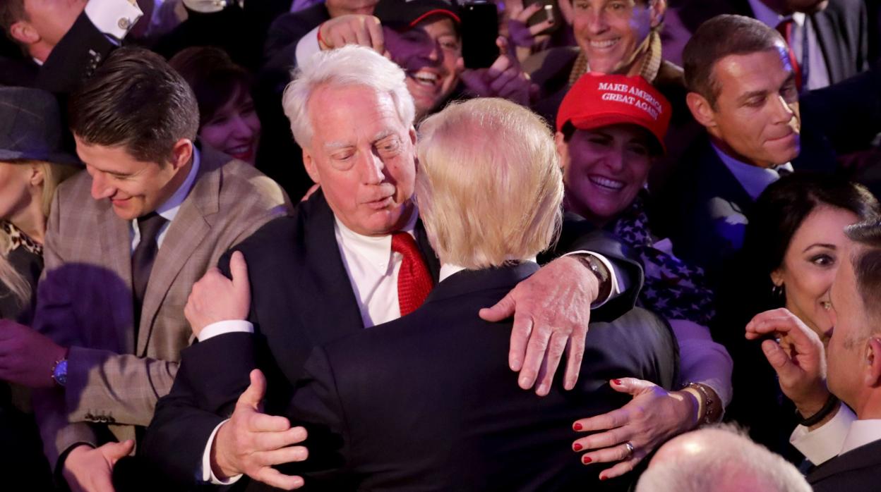 Donald Trump abraza a su hermano, Robert, que falleció ayer