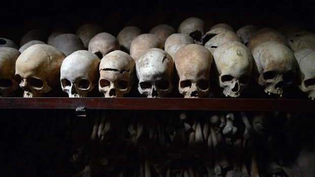 Exhumados cien cuerpos de víctimas del genocidio de Ruanda que fueron hallados en una fosa en Kigali