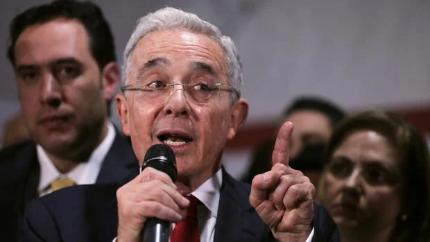 Uribe renuncia a su escaño en el Senado colombiano tras su arresto domiciliario