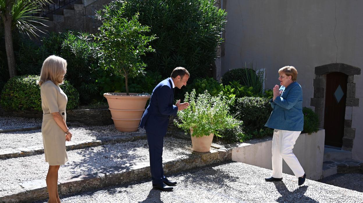 Macron saluda a Merkel en la residencia veraniega presidencial