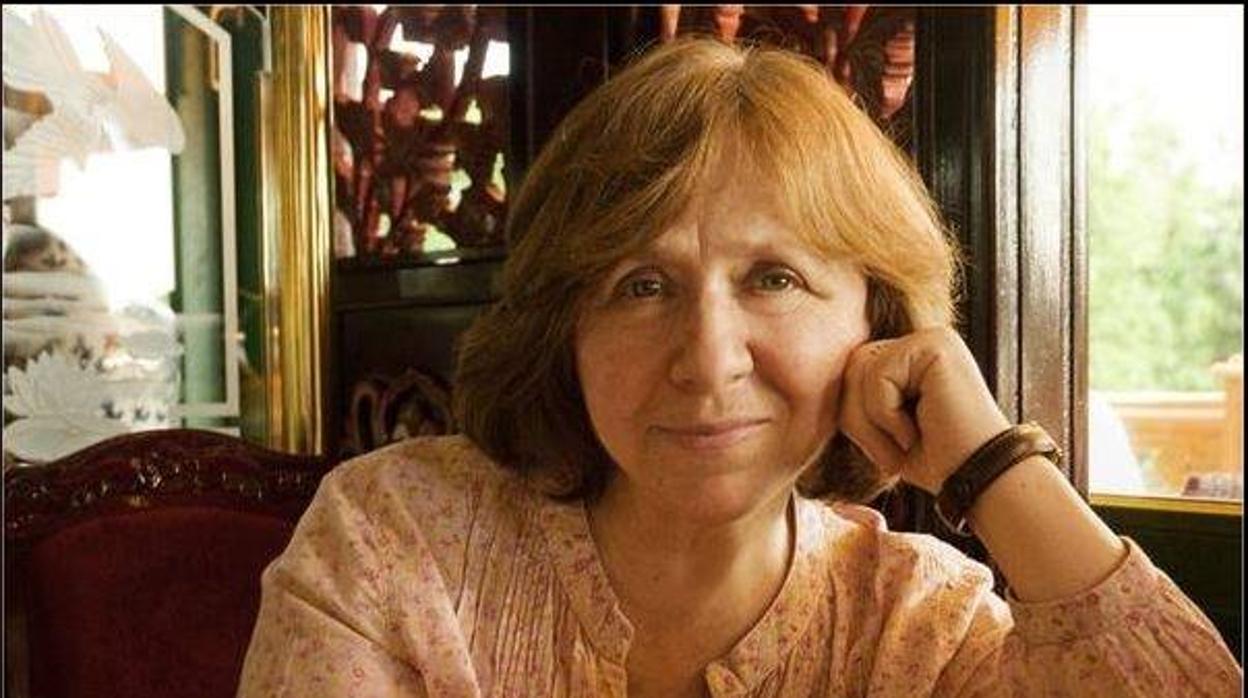 La premio nobel de Literatura Svetlana Alexiévich,, elegida miembro del comité coordinador de la oposición