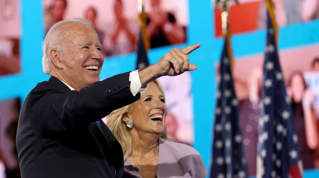 Joe Biden con su esposa Jill tras pronunciar su discurso de aceptación