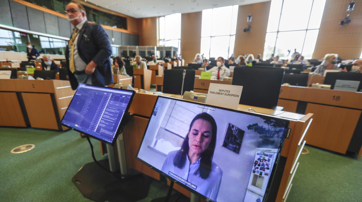 La líder opositora bielorrusa habla por videoconferencia con el Parlamento Europeo