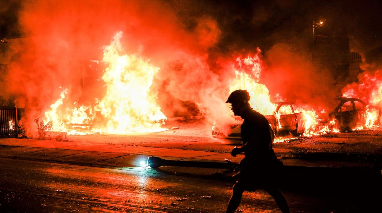 Coches incendiados en las protestas en Kenosha, Wisconsin