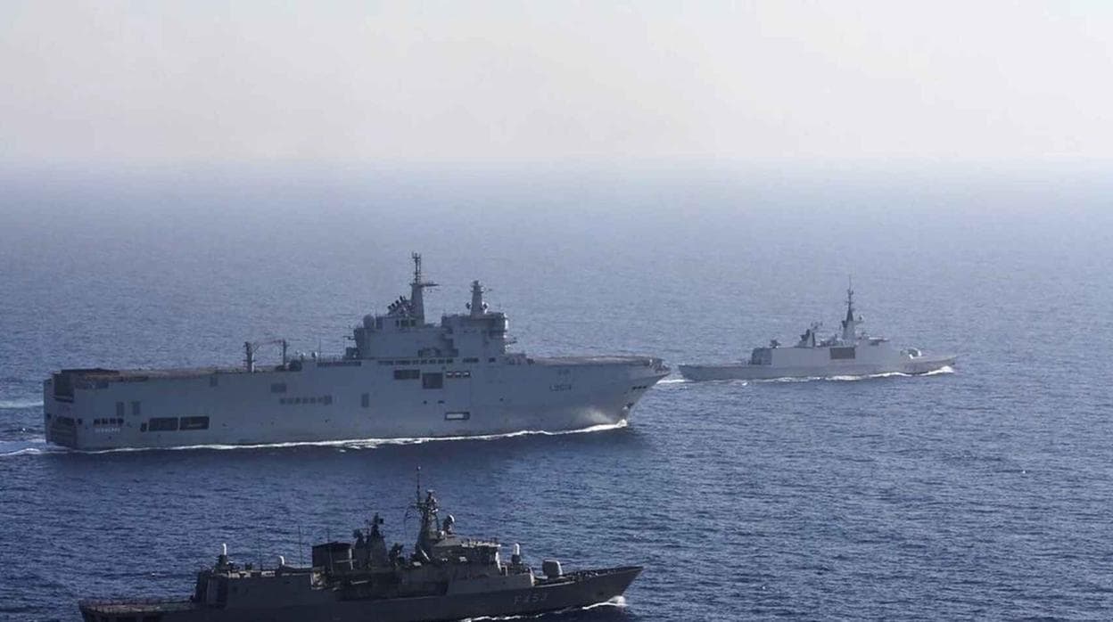 Buques griegos y franceses navegan en formación durante un ejercicio militar conjunto en el mar Mediterráneo