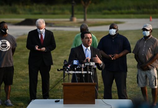 El fiscal general de Wisconsin, Josh Kaul, durante la rueda de prensa