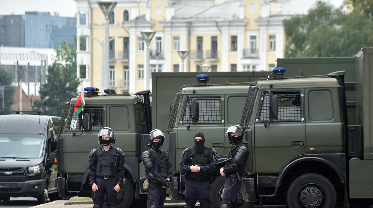 Antidisturbios bielorrusos en Minsk