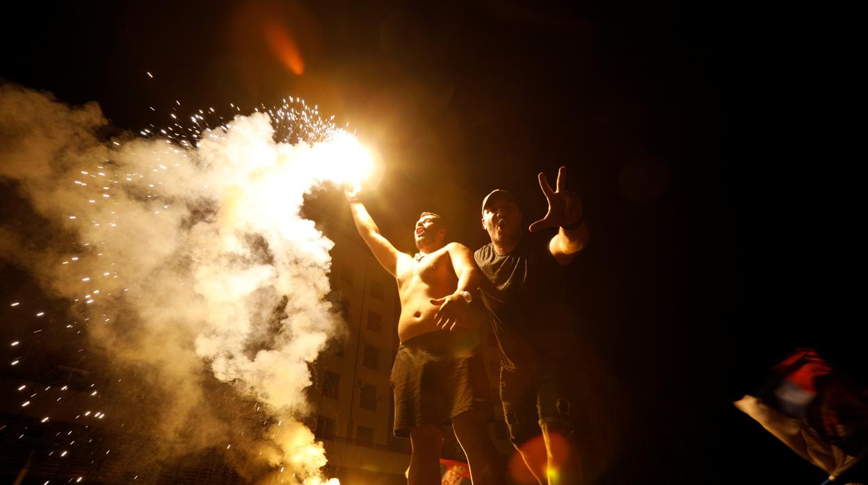 Simpatizantes de la oposición celebran los primeros resultados que les daban la victoria, aunque hoy los datos favorecen al partido oficialista