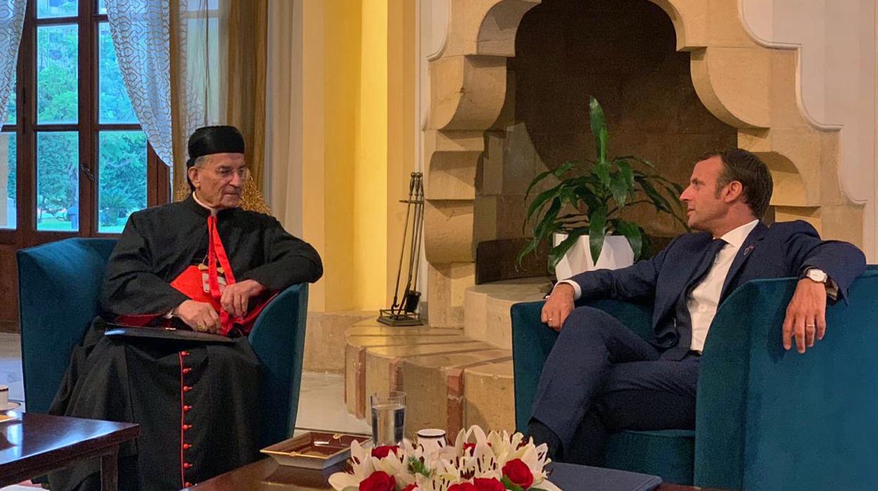 Macron con el patriarca maronita libanés, Mar Bechara Boutros al-Rahi , en la residencia del embajador francés en Beirut