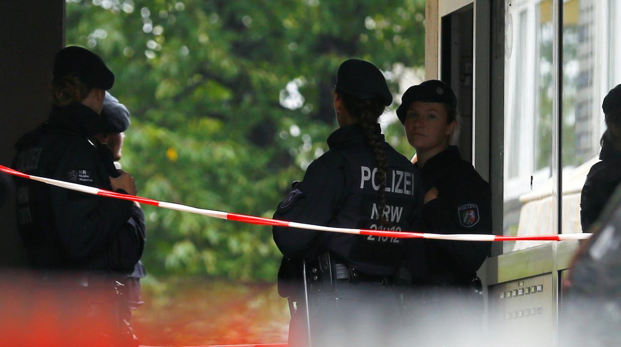 Agentes a la entrada del edificio de Solingen (Alemania) donde se encontraron los cadáveres de cinco niños