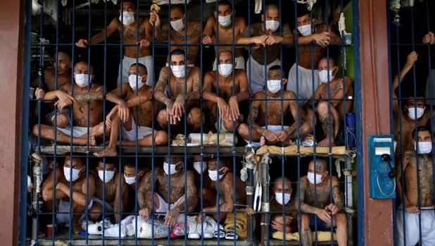 El Salvador lleva a periodistas a tres cárceles para verificar que los presos no gozan de beneficios