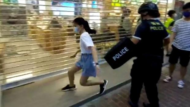 Indignación en Hong Kong por la violenta detención de una niña de 12 años en la manifestación del domingo