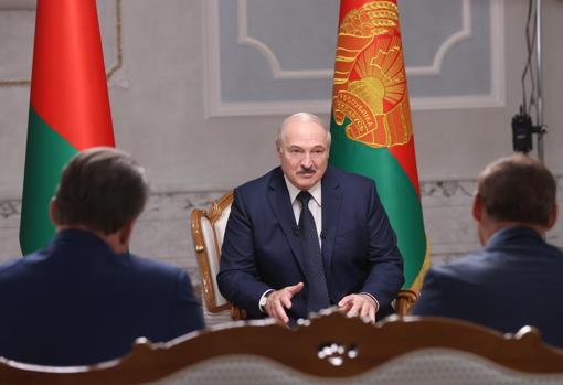 El presidente bielorruso, Alexánder Lukashenko, durante una entrevista con periodistas rusos en el Palacio de la Independencia, en Minsk