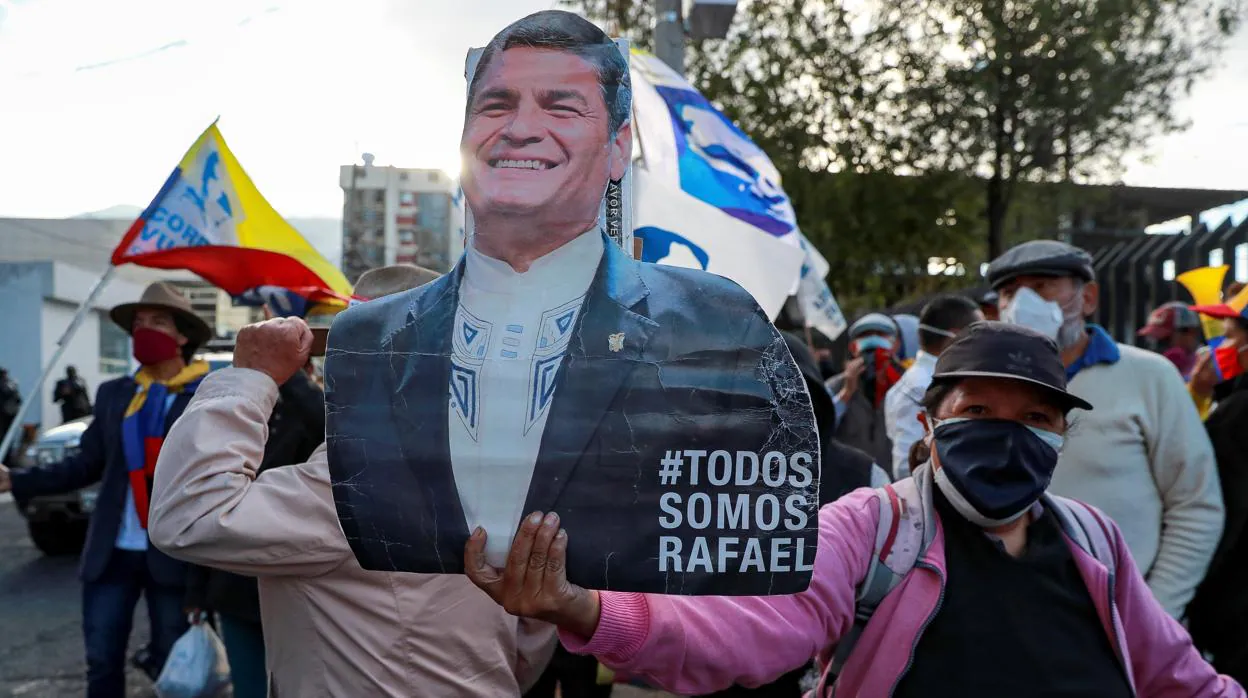 Simpatizantes del expresidente Correa protestan este lunes en el exterior de la Corte Nacional de Justicia, en Quito