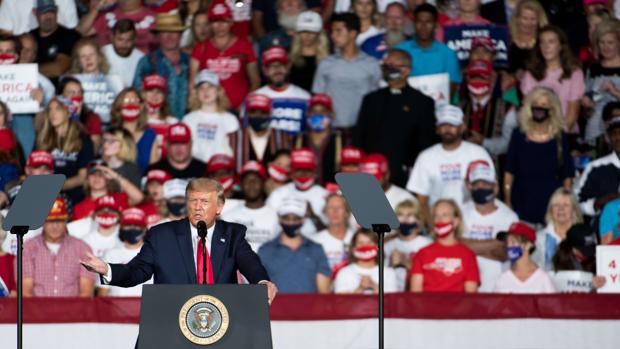 Trump se mofa de Biden por respetar las limitaciones de aforo en sus actos electorales