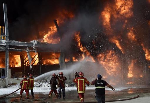 Un incendio golpea el puerto de Beirut un mes después de la explosión que causó 190 muertos