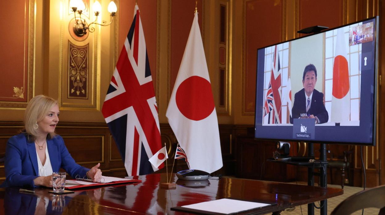 La secretaria de Estado para comercio internaiconal del Reino Unido conversa con el ministro de Exteriores japonés