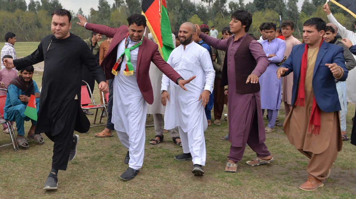 Un grupo de jóvenes afganos bailan para celebrar la reducción de la violencia
