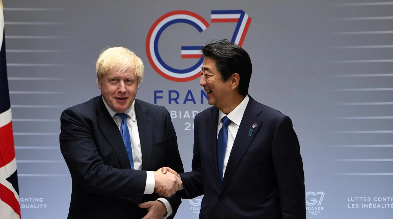EL «premier» británico, Boris Johnson, con su homólogo japonés, Shinzo Abe