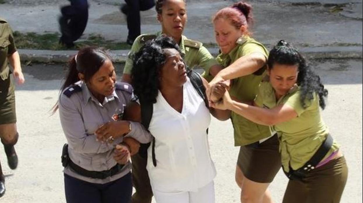 Berta Soler, líder de las Damas de Blanco, durante una de sus detenciones por parte de agentes de la policía del Estado, en Cuba