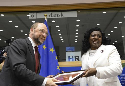 El presidente del Parlamento Europeo, Martin Schulz, le entrega el premio Sájarov a Berta Soler, líder de las Damas de Blanco