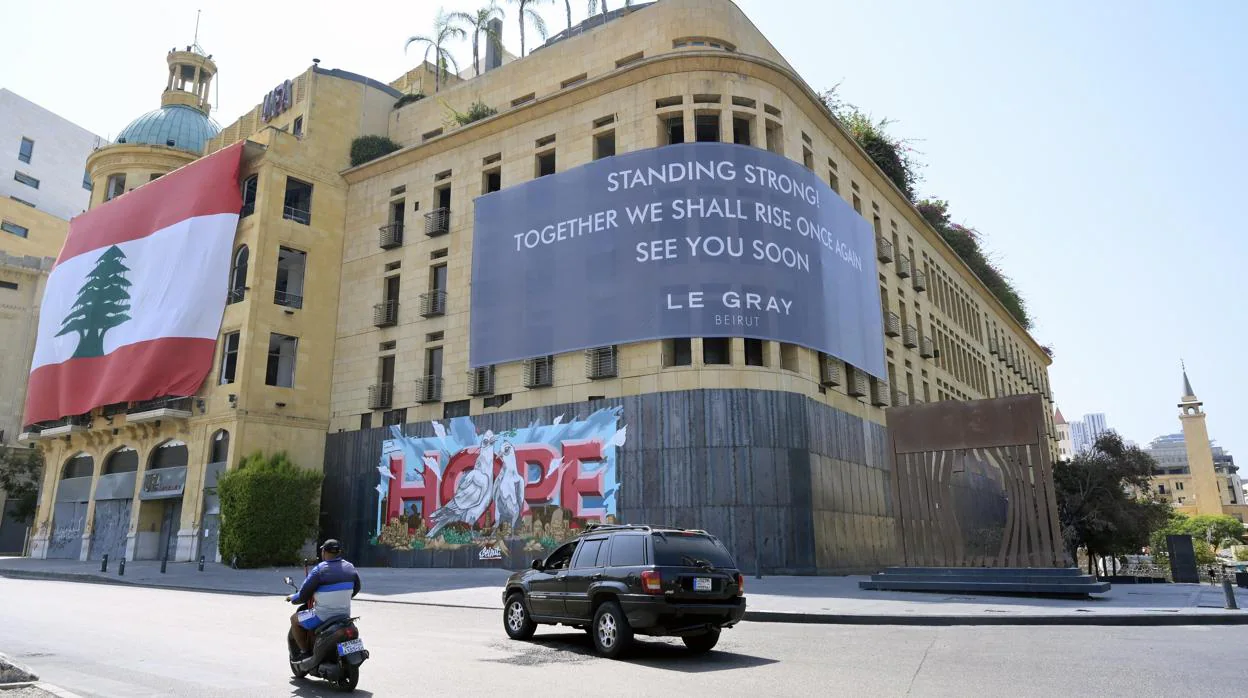Se ve un mural de la palabra 'HOPE' sobre llos andamios del Hotel Le Gray en Beirut